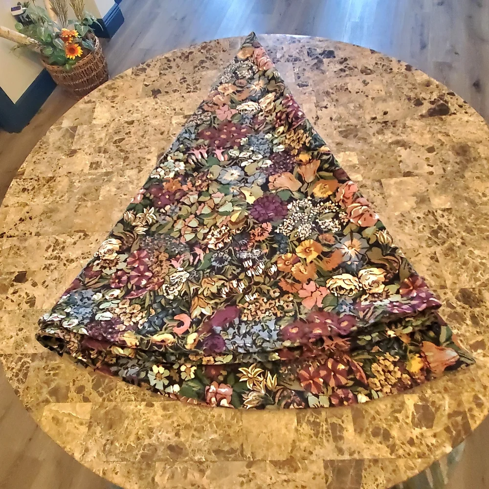 Liberty of London Round (eliptical) Tablecloth *Read* L👀K Spring BRIDGERTON